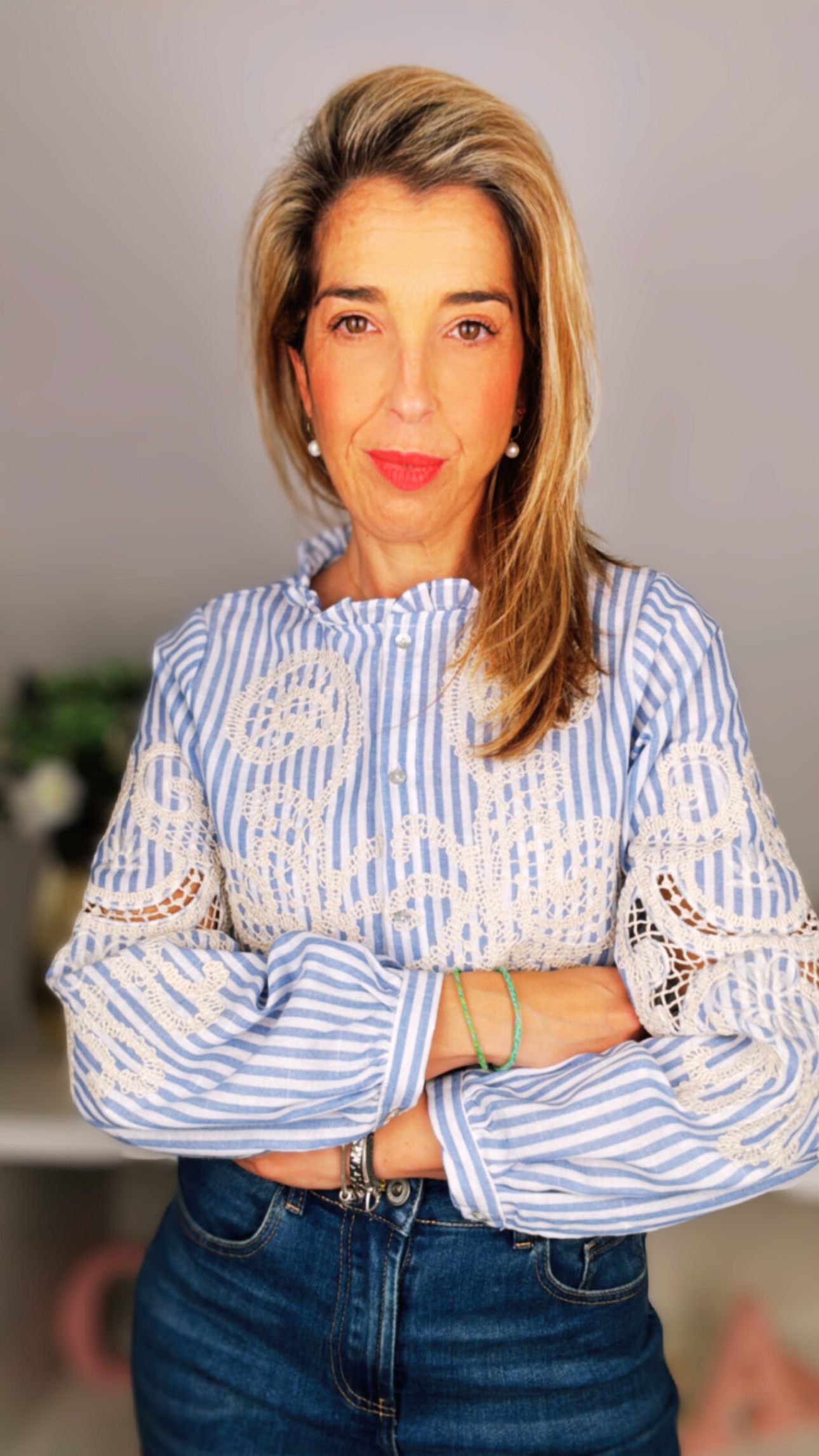 Blusa azul bordada con mangas troqueladas