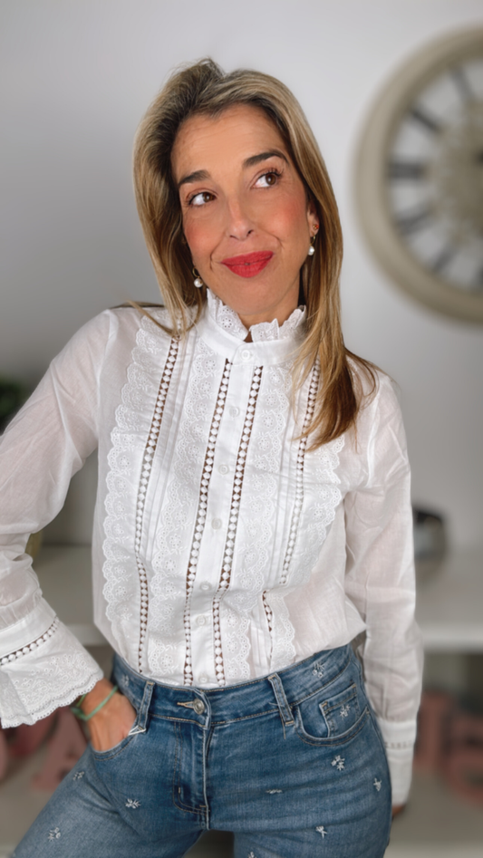 blusa blanca puntilla y troquelado