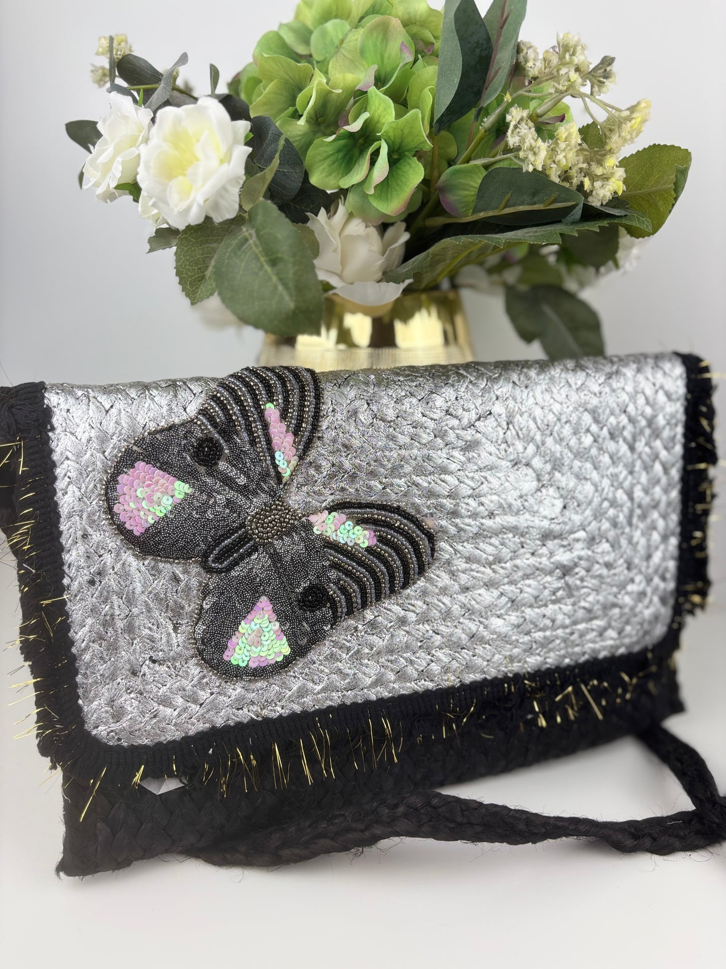 Bolso mariposa plateado y negro