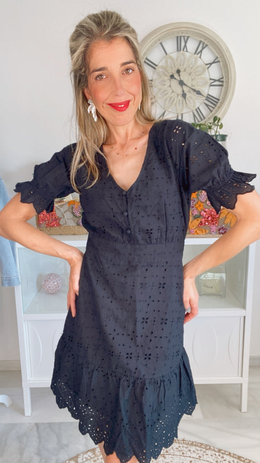 Vestido negro troquelado