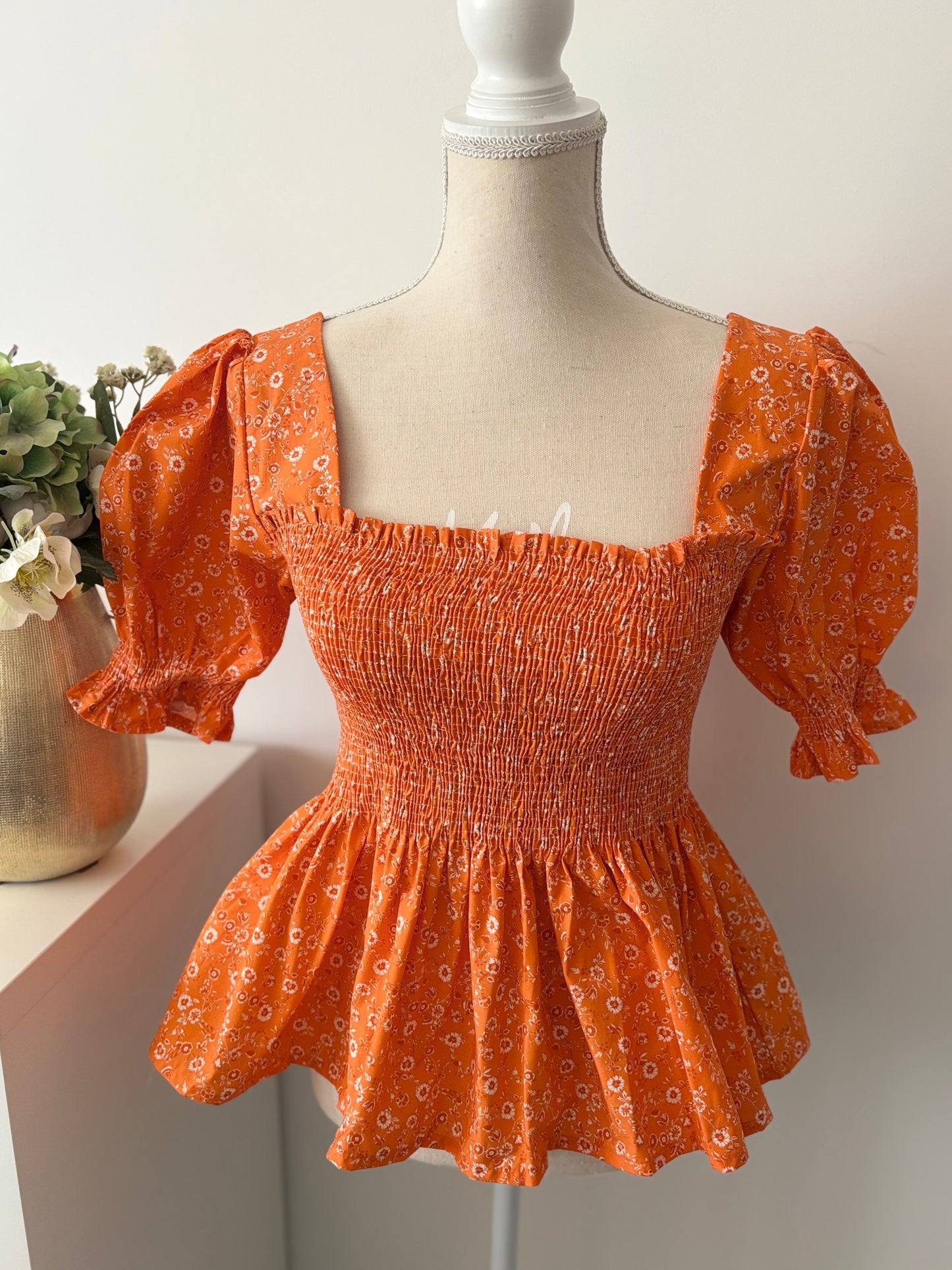 Top floral naranja