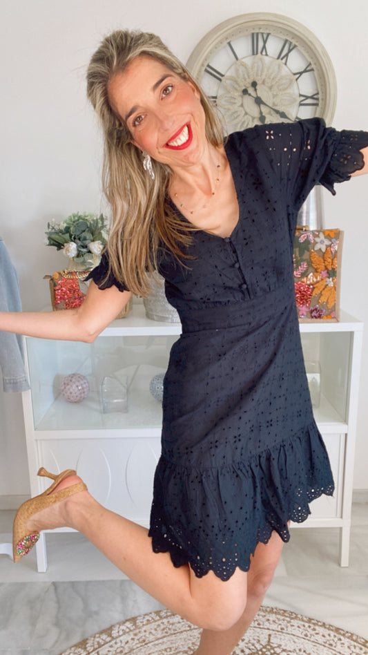 Vestido negro troquelado