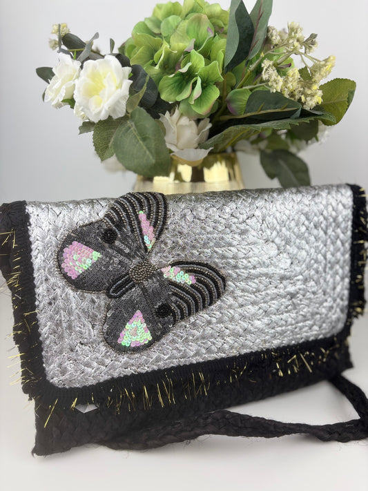 Bolso mariposa plateado y negro