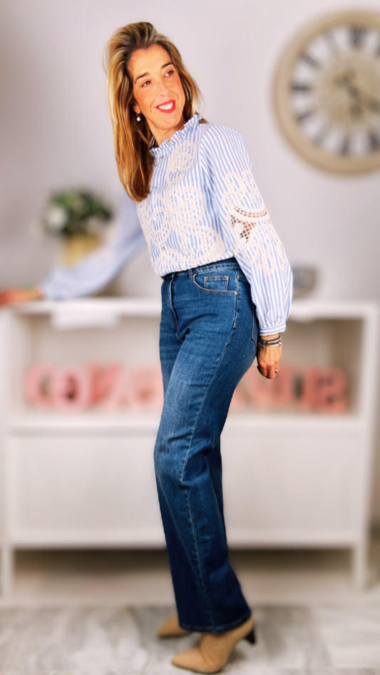 Blusa azul bordada con mangas troqueladas
