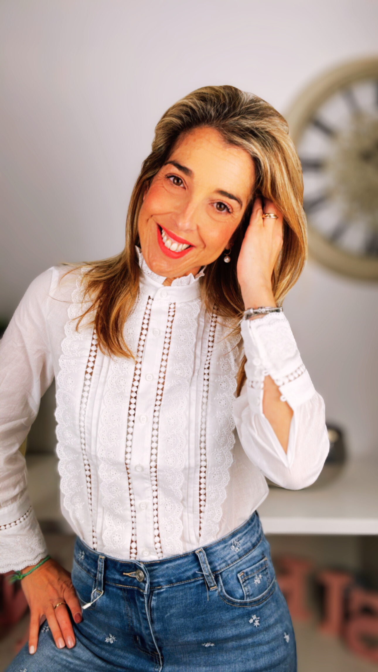 blusa blanca puntilla y troquelado