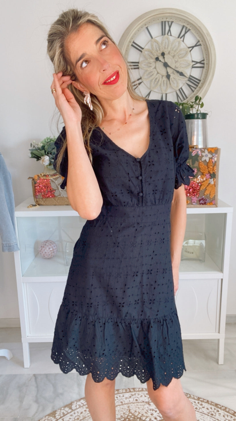 Vestido negro troquelado