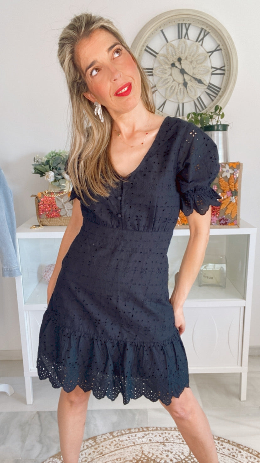 Vestido negro troquelado