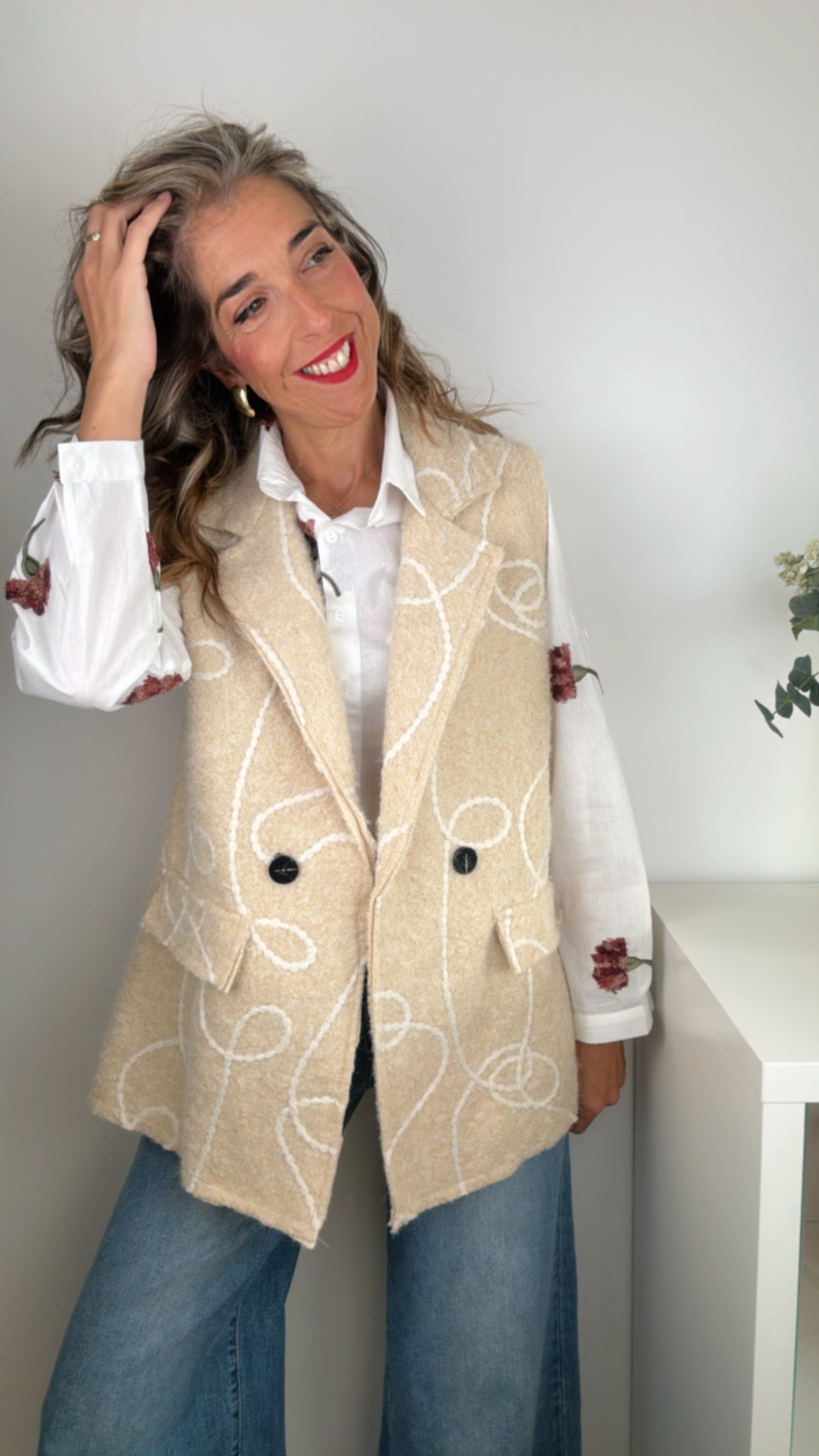 Chaleco bordado beige