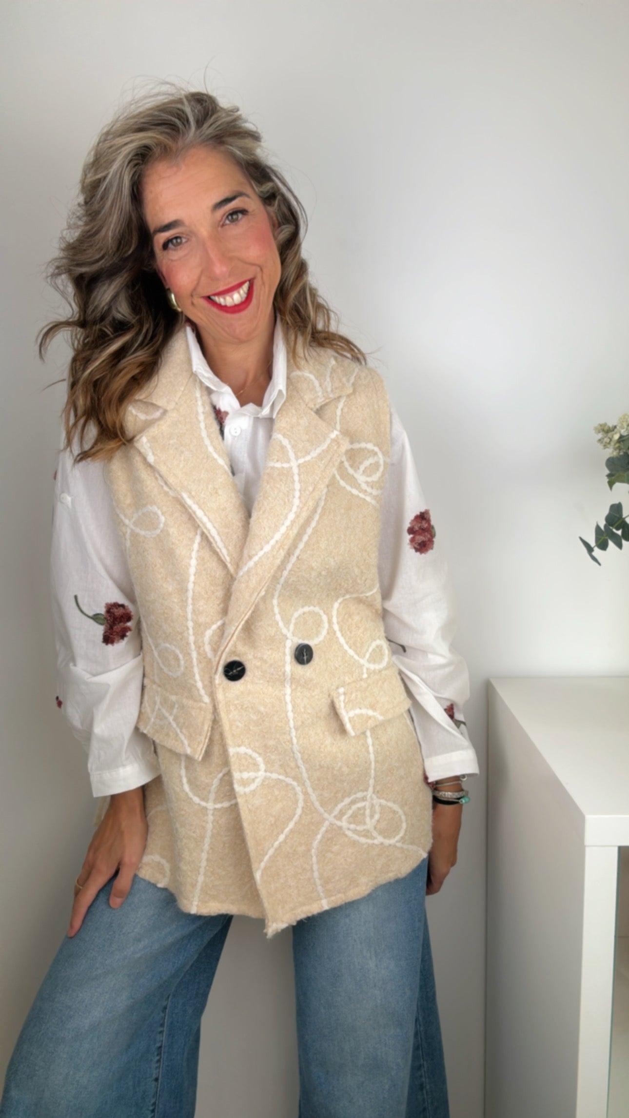 Chaleco bordado beige