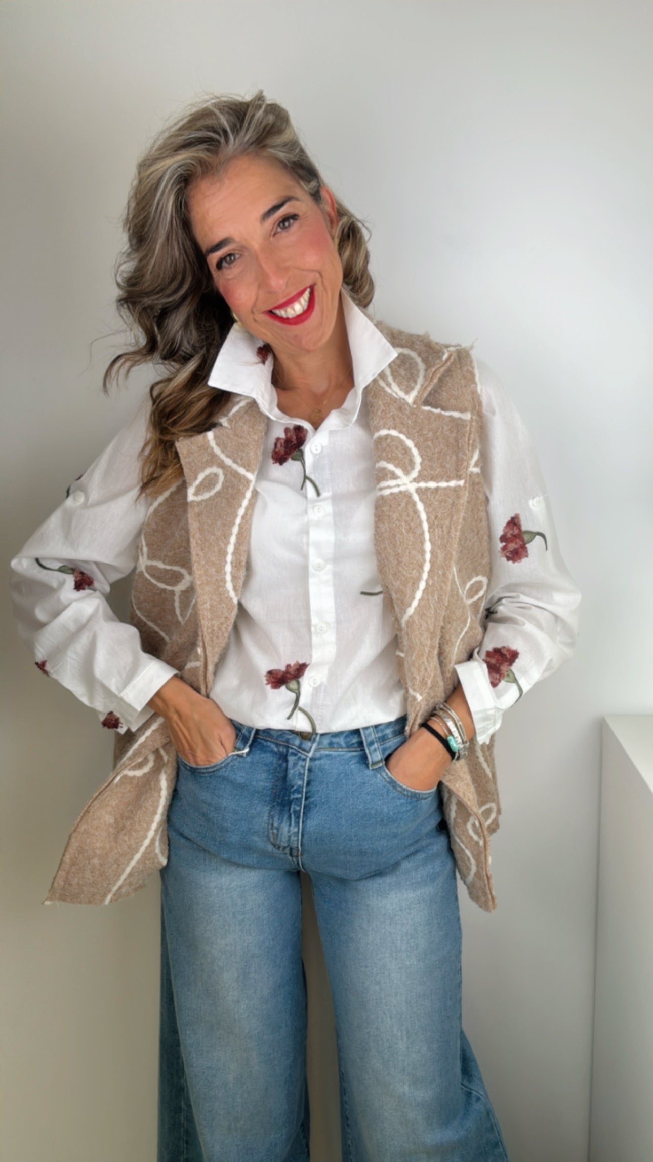 Chaleco bordado marrón